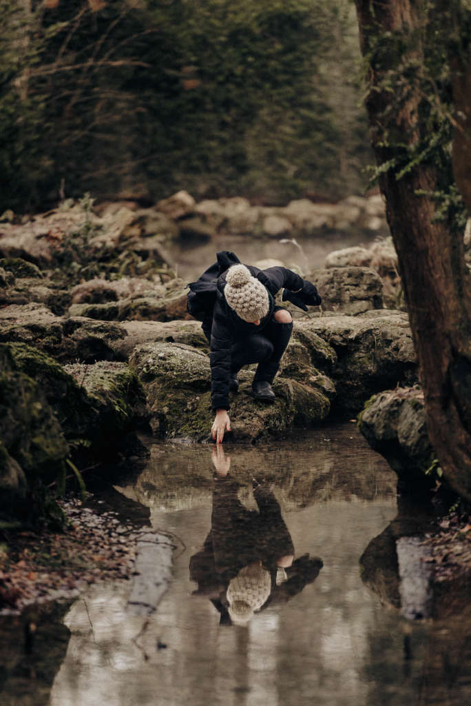 winter fotos mit muetze und handschuhen am see