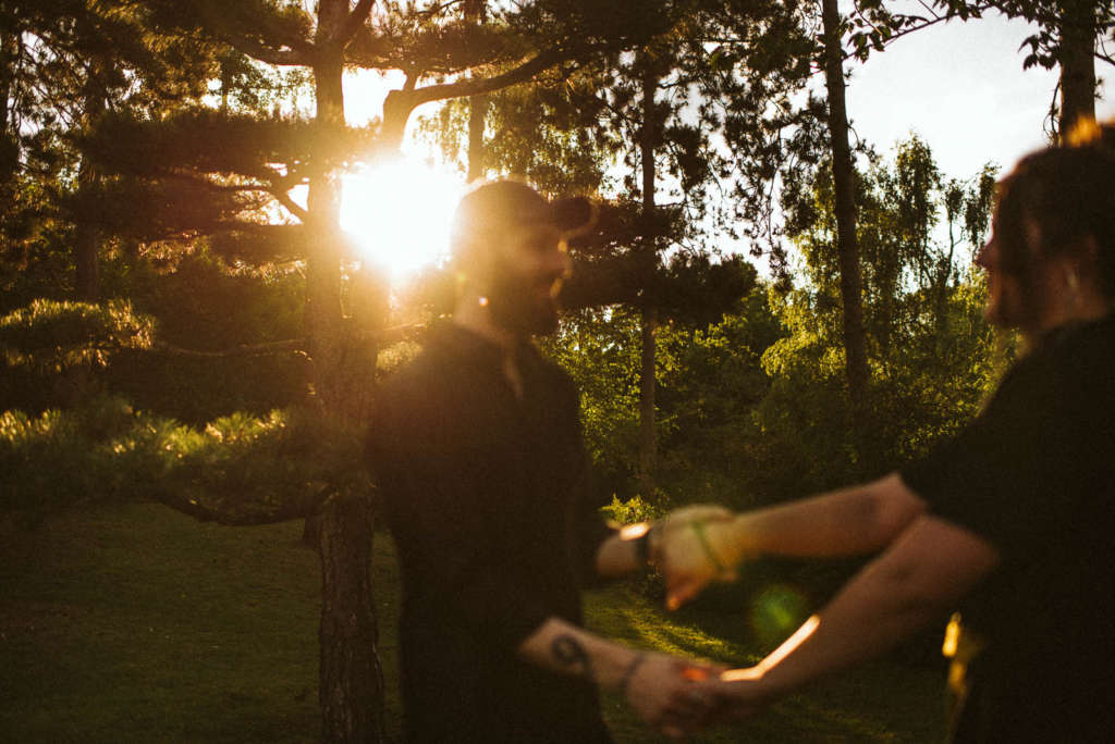 Romantischer Heiratsantrag in der Natur