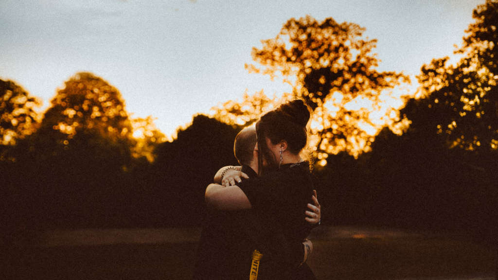 Sie hat ja gesagt Verlobung beim Sonnenuntergang