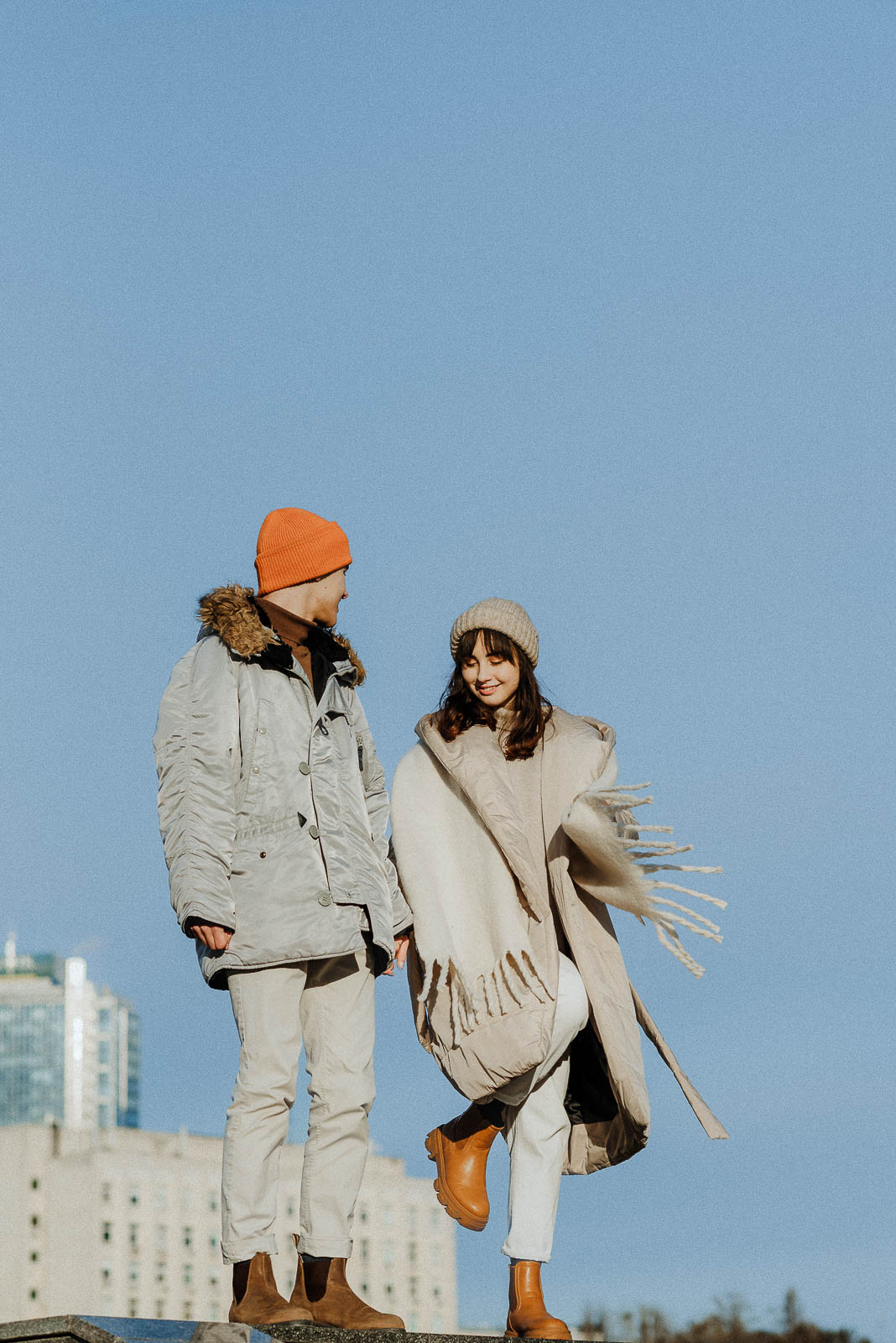 Fashion Fotoshooting Winter Mode Mantel Muetze Winterschuhe Schal Blauer Himmel Fashion Fotograf Duesseldorf Koeln