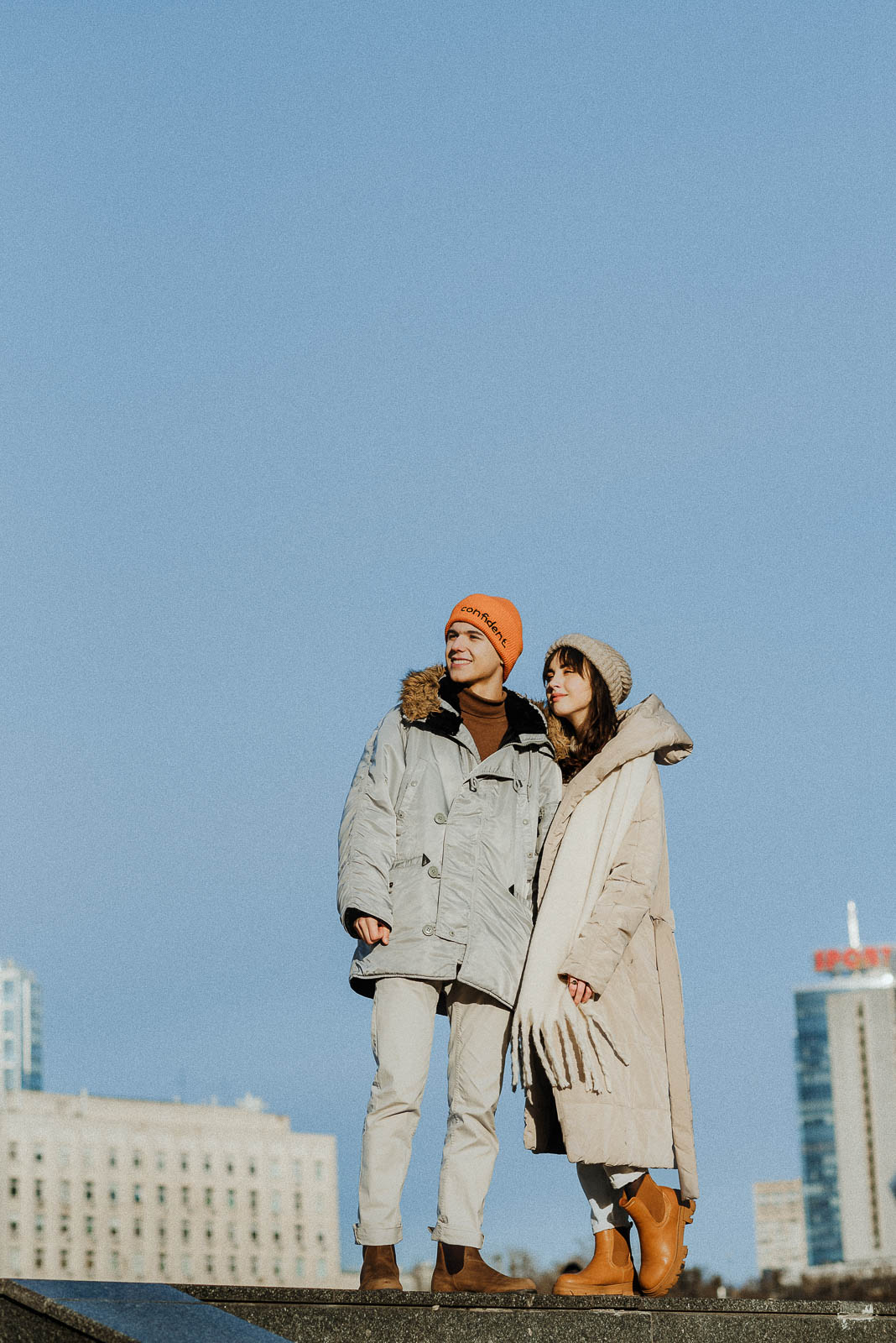 Fashionfotoshooting Winter Outfit Mantel Muetze Winterschuhe Schal Blauer Himmel Fashion Fotograf Duesseldorf