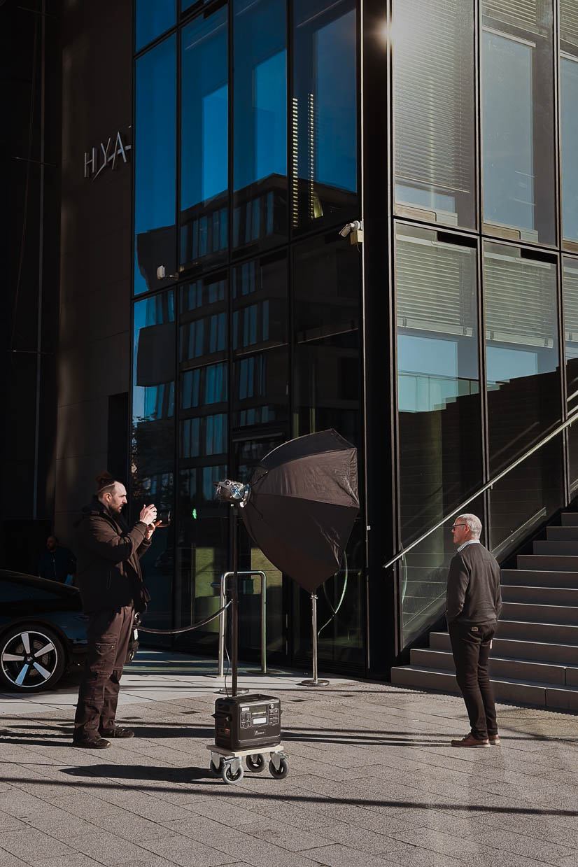 Backstage Mitarbeiter Fotos Duesseldorf Lichtequipment outdoor softbox 01