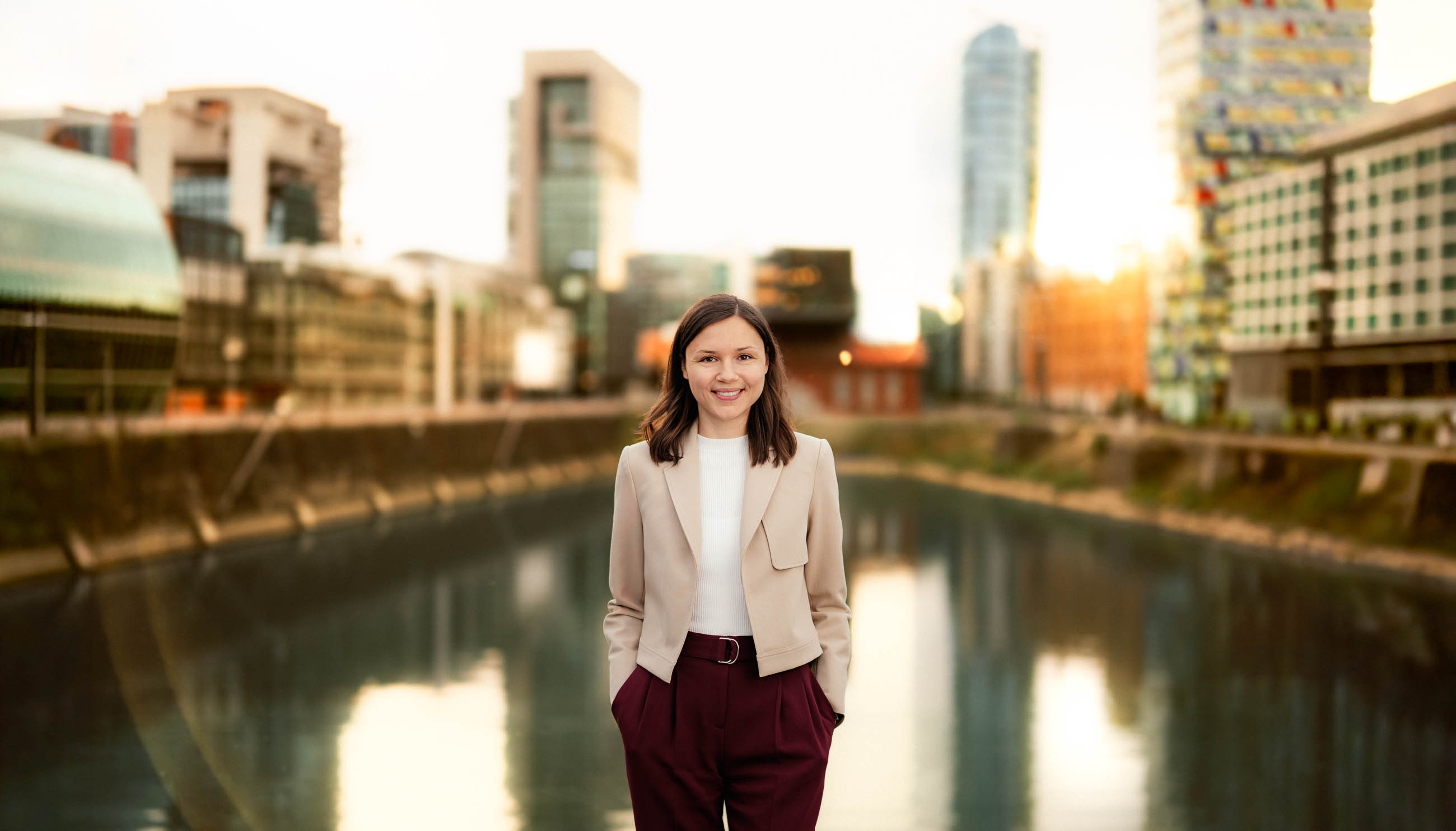 Lockere Business Fotos Duesseldorf Medienhafen Fotograf Xing Linkedin Bewerbung Lebenslauf Personal Brand 02 2600